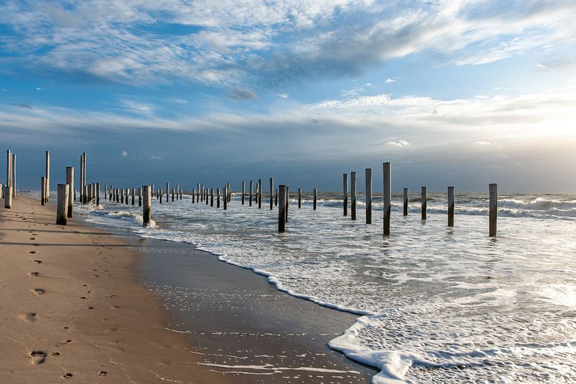 Strand mit Flut und Wolkendeck in Petten von Hilda van den Burgt
