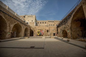 Binnenplaats van Kasteel van de Tempeliers in Accra, Israel van Joost Adriaanse