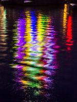 Lichtjes schitteren in het water van de Amstel