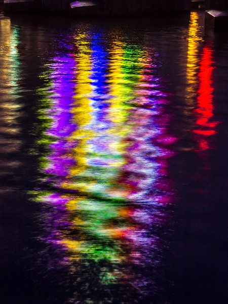 Lichtjes schitteren in het water van de Amstel van Wijbe Visser