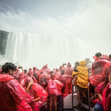 Menschengruppe in Regenponchos bei den Niagarafällen von Marc Stoppenbach