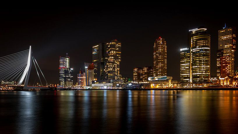 Rotterdam Skyline at Night von Raymond Voskamp