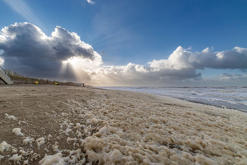 Sunbeams behind the clouds by Yanuschka | Fotografie Noordwijk