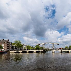 De Magere Brug over de Amstel met wolkenlucht, Amsterdam, Netherlands van Martin Stevens