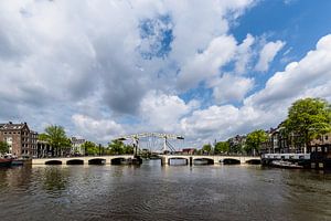 De Magere Brug over de Amstel met wolkenlucht, Amsterdam, Netherlands