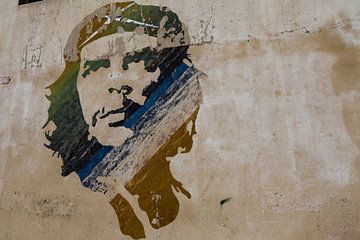 Mural of Ernesto Che Guevara, in brown, green and blue tones in Havana, Cuba by WorldWidePhotoWeb