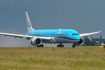 Gelande KLM Boeing 787-9 passagiersvliegtuig. van Jaap van den Berg