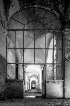 Verlaten kloostergang in zwart-wit van Frans Nijland