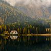 Zwischen Spiegelung und Nebel - Lago di Anterselva von Teun Ruijters