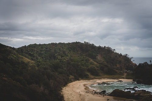Dramatische Atmosphäre: Der australische Strand unter bewölktem Himmel