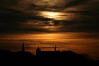Wegwijzers tijdens zonsondergang
