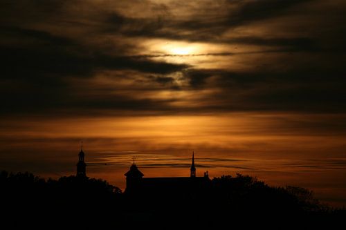 Wegwijzers tijdens zonsondergang
