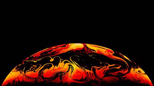 Zeepbel oranje op zwarte achtergrond