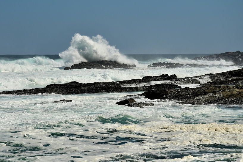 Plätschernde Welle und Schaum am felsigen Strand in Südafrika von Truus Hagen