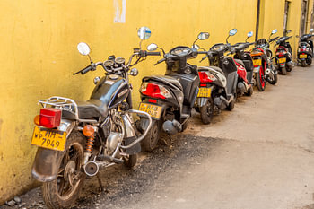 Rij scooters in een straatje in Colombo, Sri Lanka