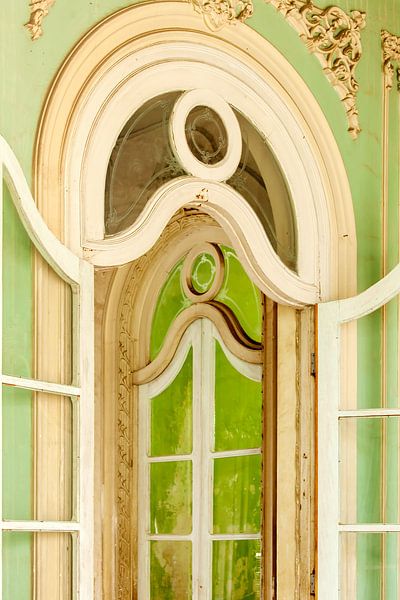 Träumen von der Vergangenheit - Elegante Glaspalasttüren - Kuba von Marianne Ottemann - OTTI
