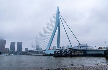 De Erasmusbrug in de wolken van Merijn Loch