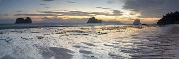 Zonsopgang op het strand van Koh Ngai van Walter G. Allgöwer