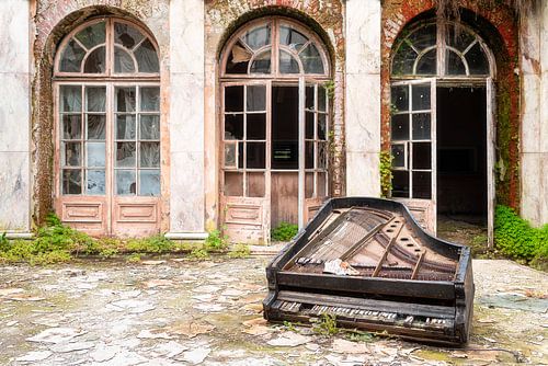 Palais abandonné avec piano.