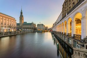 Hamburg Alsterarkaden und Rathaus