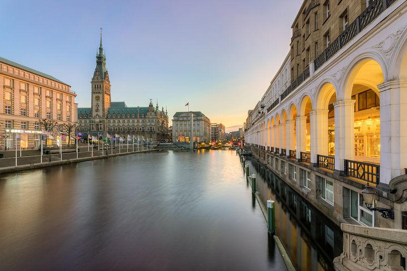 Les arcades et l'hôtel de ville de Hambourg Alster par Michael Valjak