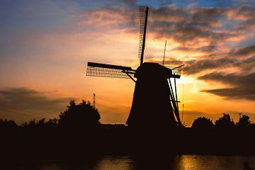 Silhouet van een molen van Jarno Hilge