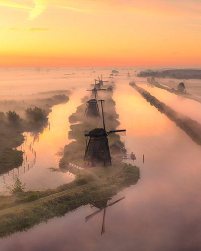 Zonsopkomst bij Kinderdijk – Windmolens in Mist en Spiegeling