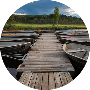 Roeiboten in het Safssjon meer in Zweden van Henk Hulshof