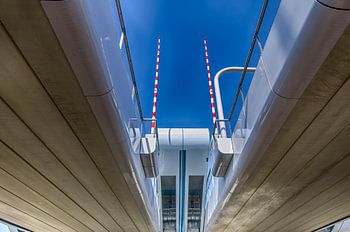 Doorkijk Maximabrug in het blauw