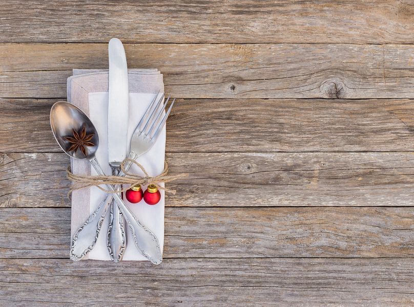 Weihnachtsmenü Abendessen Tischset mit Besteck, Serviette und Dekoration von Alex Winter