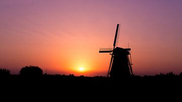 Dutch Windmill at sunset sur Matthijs Veltmeijer
