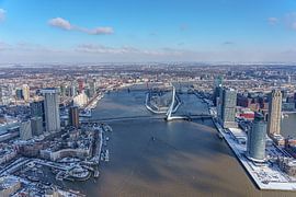Luftaufnahme der Erasmusbrücke in Rotterdam. von Jaap van den Berg