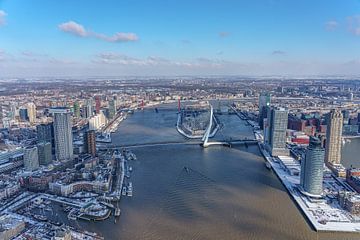 Luchtfoto van de Erasmusbrug in Rotterdam. van Jaap van den Berg