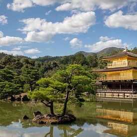 De Gouden Tempel (Kinkaku-ji) in Kyoto van Marcel Alsemgeest