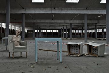 Foto van de verlaten markthallen in Meppel. van Therese Brals