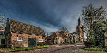 Straat in het Friese dorp Beetgum met kerktoren van Harrie Muis