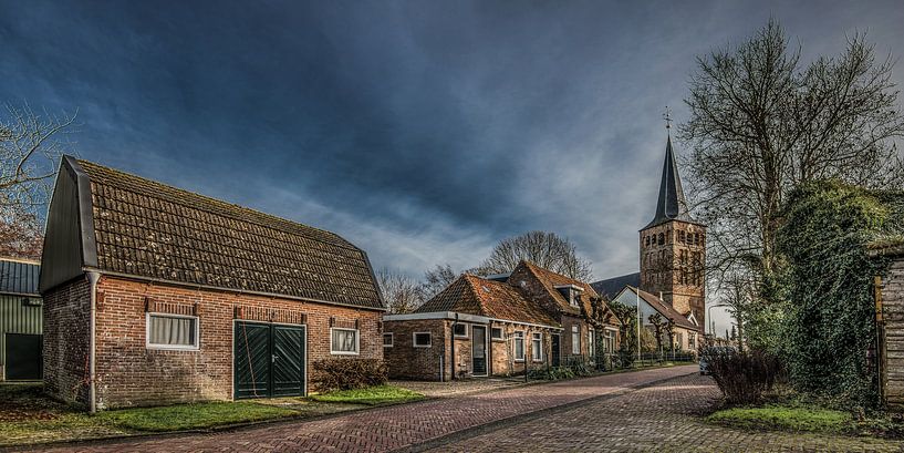 Straat in het Friese dorp Beetgum met kerktoren van Harrie Muis