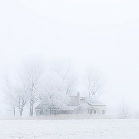 Huisje in een winters landschap van Smeenk Fotografie