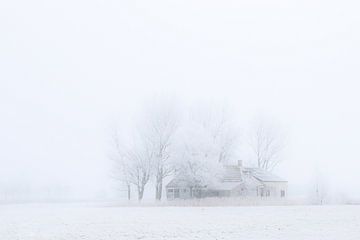 Huisje in een winters landschap