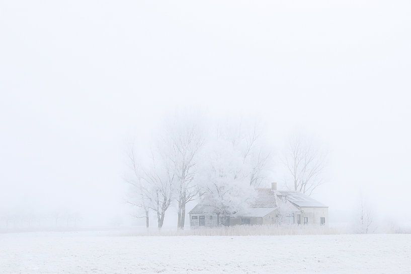 Huisje in een winters landschap van Smeenk Fotografie