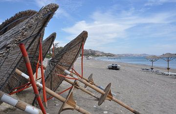 Strand parasols, Kefalos Beach,  Kos, Griekenland van Miranda Lodder