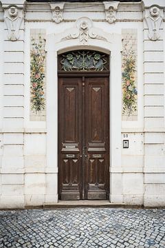 Portugese deur met bloemversiering in Coimbra van Paula Romein