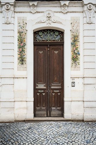 Porte portugaise à décoration florale à Coimbra
