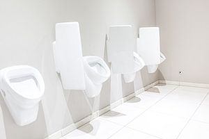 Urinale auf der Herrentoilette