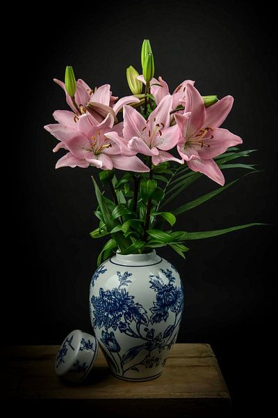 Modern stilleven bloemen in een vaas: Pink in Blue van Marjolein van Middelkoop