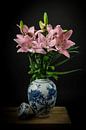 Modernes Blumenstillleben in einer Vase: Rosa in Blau von Marjolein van Middelkoop Miniaturansicht