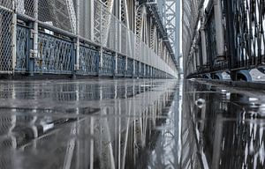 Spiegeling Manhattan Bridge (New York City) van Marcel Kerdijk