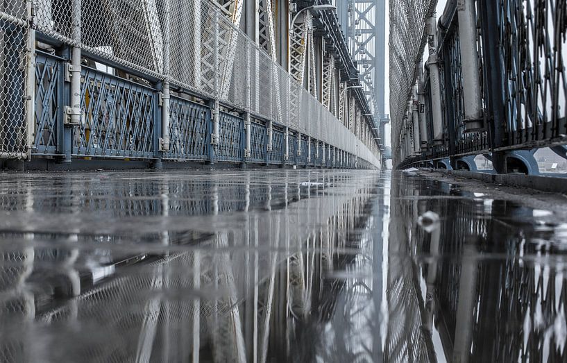 Spiegelung Manhattan-Brücke (New York City) von Marcel Kerdijk