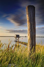schöner Sonnenuntergang hinter einem Fischerhaus am Wasser in Scharendijke in der Provinz Zeeland von gaps photography