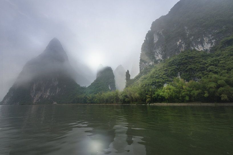 Boat trip on Li River, karst scenery Guilin, China par Ruurd Dankloff